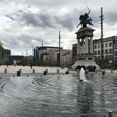 Warm & Wood アパート